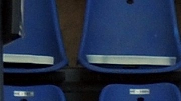 El súper millonario Mukesh Ambani mirando un juego de sus Mumbai Indians de cricket.