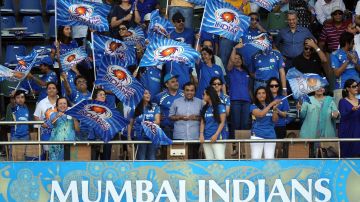 El súper millonario Mukesh Ambani mirando un juego de sus Mumbai Indians de cricket.