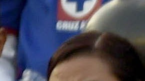 La policía controlando a fanáticos enardecidos