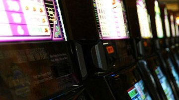 Mujeres jugando en casino