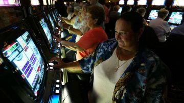 Mujeres jugando en casino