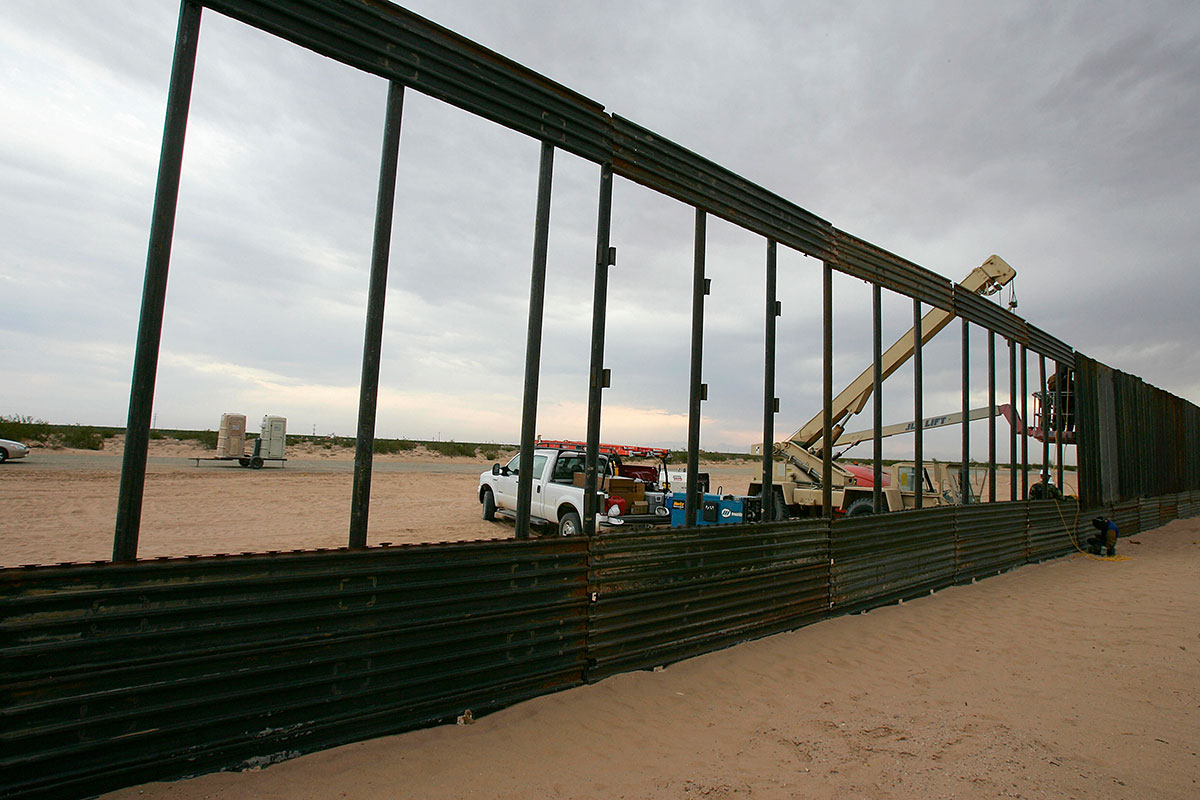 Fiscal de Arizona presenta demanda por detener la construcción del muro fronterizo con México.