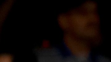 El actor Ashton Kutcher con una gran bandera de los Dodgers en 2017.