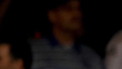 El actor Ashton Kutcher con una gran bandera de los Dodgers en 2017.