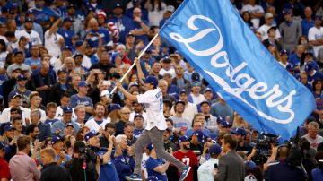 El actor Ashton Kutcher con una gran bandera de los Dodgers en 2017.