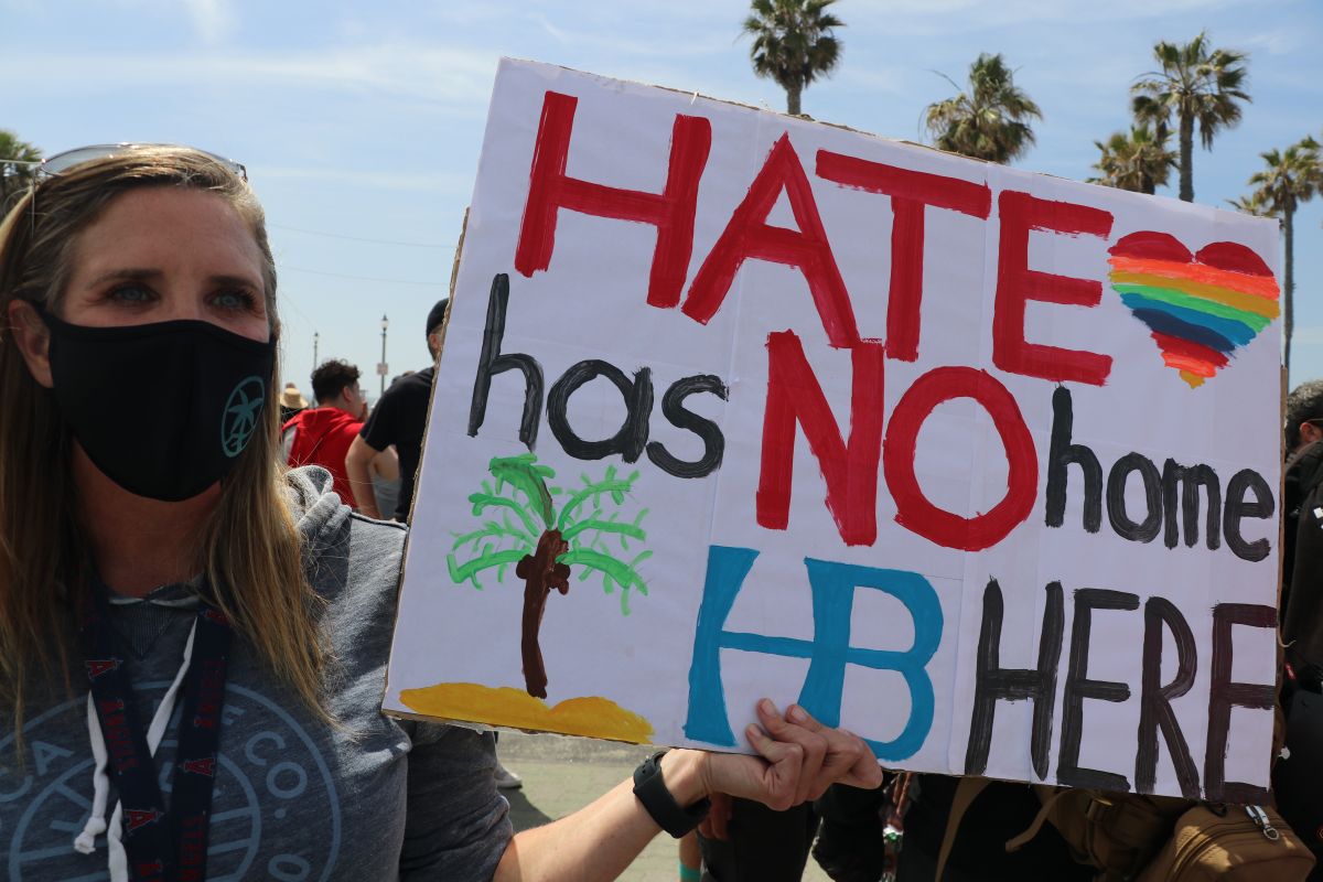 “El odio no tiene cabida aquí, en Huntington Beach”: Carlie Regur.