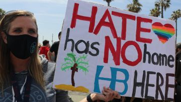 “El odio no tiene cabida aquí, en Huntington Beach”: Carlie Regur.