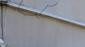 Jesús Morales (der.) conocido en redes sociales como Juixxe con un vendedor ambulante. (Suministrada)