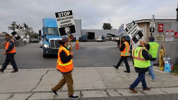 Conductores de camiones protestaron en Compton. (Suministrada)