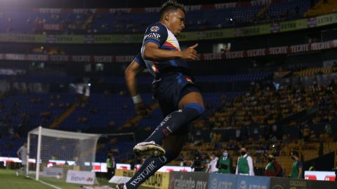 Roger Martínez celebra el primer gol del partido en el estadio de Tigres.