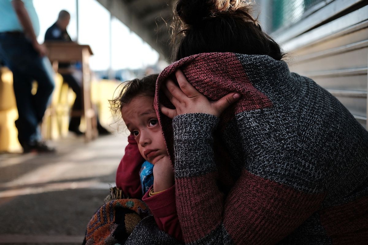 Una niña y su madre, que huyeron de la la violencia, después de que se les negara la entrada a Estados Unidos en 2018.