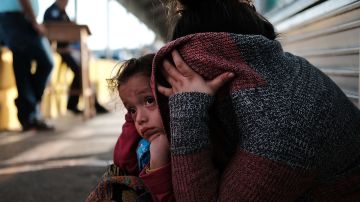 Una niña y su madre, que huyeron de la la violencia, después de que se les negara la entrada a Estados Unidos en 2018.