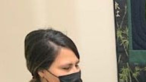 Ruby Villarreal (i), especialista de empleos con Integrated Recovery Network.