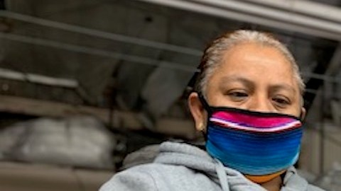 Janeesa María Joseph crea la empresa de reciclado de materiales, Salvage Maria.  Aquí la vemos con una tejedora de Puebla, México.(Janeesa María)