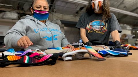 Janeesa María Joseph crea la empresa de reciclado de materiales, Salvage Maria. Aquí la vemos con una tejedora de Puebla, México.(Janeesa María)