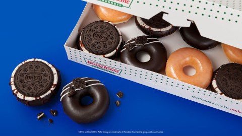 Krispy Kreme no tendrá restricciones para consentir a los veteranos y a los miembros activos de las fuerzas armadas.