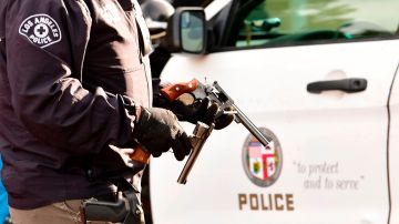 Agente de LAPD con armas