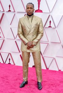 Leslie Odom Jr. usó un traje completamente dorado. Foto: Chris Pizzelo-Pool/Getty Images.