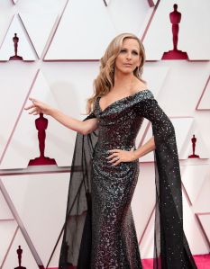 Marlee Matlin con un vestido negro de destellos platinados. Foto: Matt Petit/A.M.P.A.S. Getty Images.