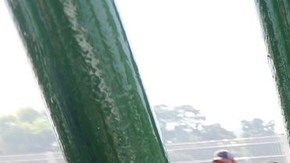 Policias y migrantes en frontera