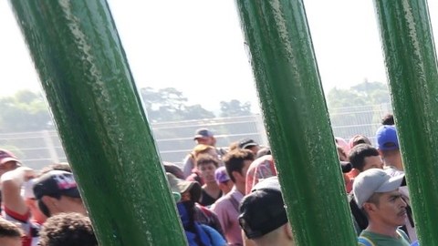 Policias y migrantes en frontera