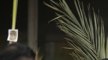 Padre rociando agua bendita a fieles católicos