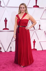 Reese Witherspoon escogió el rojo para hacer presencia en la alfombra roja. Foto: Chris Pizzello-Pool/ Getty Images.