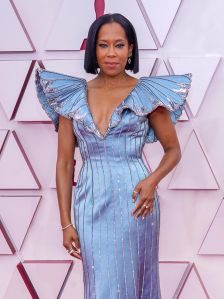 Regina King llegó con un vestido metálico que tardó 140 horas en confeccionarse. Foto: Chris Pizzello-Pool/Getty Images.