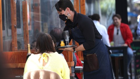 Los restaurantes han tenido que incrementar los salarios de sus empleos con el fin de que no renuncien y para atraer a nuevos trabajadores.