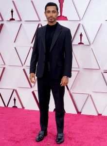 Riz Ahmed utilizó un Prada negro completamente. Foto: Chris Pizzello-Pool/ Getty Images.