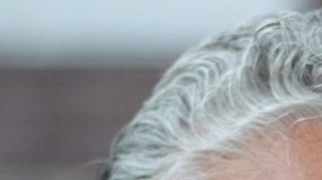 Santiago Ruiz (izq) se retira de su cargo como director ejecutivo de Mission Neighborhood Centers. Lo sustituye Richard Ybarra. (Cortesía MNC)