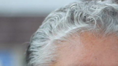 Santiago Ruiz (izq) se retira de su cargo como director ejecutivo de Mission Neighborhood Centers. Lo sustituye Richard Ybarra. (Cortesía MNC)