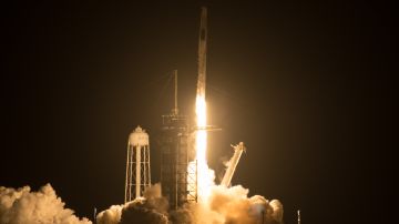 El despegue del cohete SpaceX Falcon 9 con la misión SpaceX Crew-2 de la NASA.