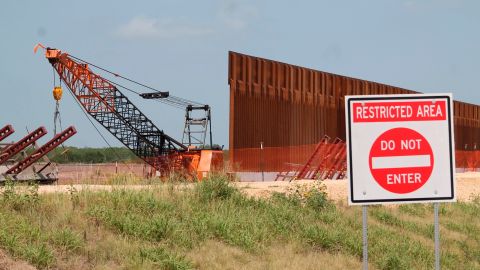 Dueños de tierras y activistas piden a Biden que cancele la construcción del muro de Trump.