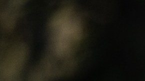 Familiares de los fallecidos escuchan al alcalde de Indianapolis, Joe Hogsett, en una vigilia el 17 de abril de 2021.