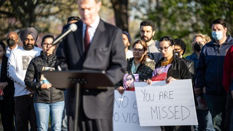 Familiares de los fallecidos escuchan al alcalde de Indianapolis, Joe Hogsett, en una vigilia el 17 de abril de 2021.