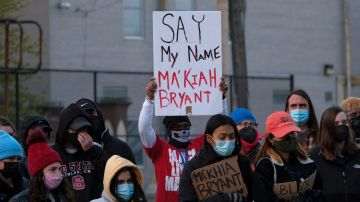La gente sostiene carteles en una vigilia en Columbus, Ohio, en memoria de Ma'Khia Bryant.