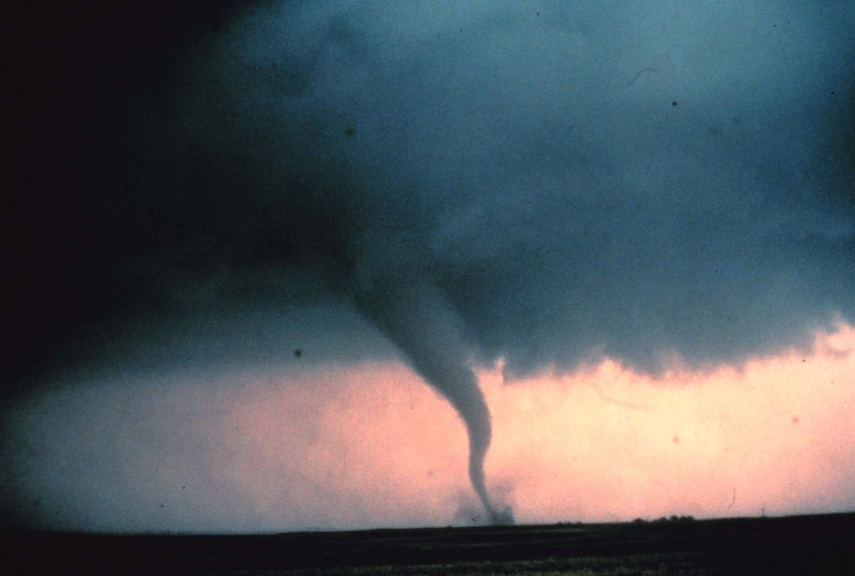 La foto ilustra la etapa de descomposición de un tornado.