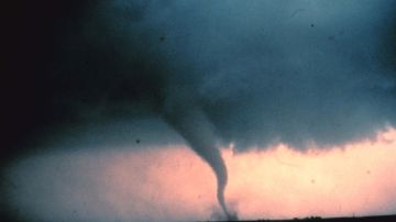 La foto ilustra la etapa de descomposición de un tornado.