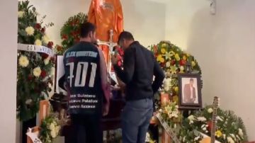 VIDEO: Alex Quintero fue despedido entre coronas de flores, alcohol y su folclórico traje naranja