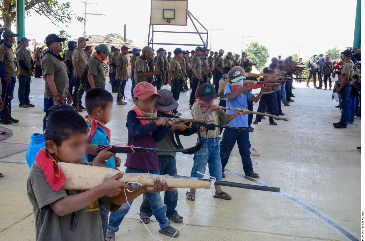 VIDEO: Así entrenan a niños de entre 6 y 11 años para enfrentar a narcos al sur de México