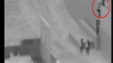 VIDEO: Bebé de 2 años es lanzado por "coyote" a 18 pies de altura a través del muro fronterizo