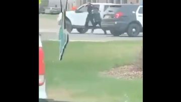 VIDEO: Hombre blanco de 61 años arrastra con camioneta a policía y lo golpea con martillo