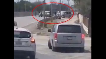 VIDEO: Narcos del Cártel del Golfo roban autos a ciudadanos mexicanos y estadounidenses que cruzan la frontera