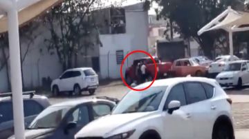VIDEO: Narcos matan a hombre en estacionamiento de Walmart que intentó evitar secuestro de mujer