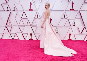 Vanessa Kirby con un romántico vestido rosa pálido. Foto: Chris Pizzello-Pool/Getty Images.