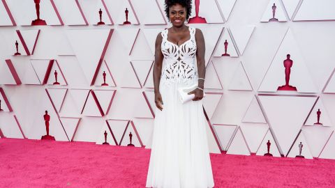 Viola Davis vistió un Alexander McQueen color blanco. Foto: Chris Pizzelo-Pool/Getty Images.