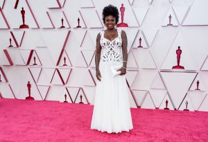 Viola Davis vistió un Alexander McQueen color blanco. Foto: Chris Pizzelo-Pool/Getty Images.