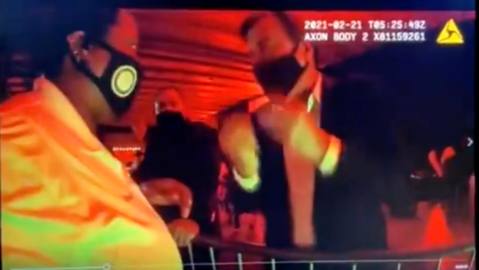 El comisionado Alex Díaz de la Portilla hablando con una oficial del código de la ciudad en una fiesta ilegal y después del toque de queda.