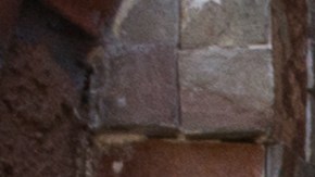 Ezekiel Espinoza sostiene una fotografía de su primer partido de los Dodgers de Los Angeles junto a su padre.  (Heidi de Marco/KHN)